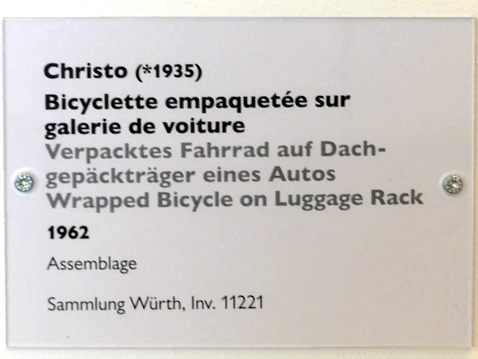 Christo (1961–2019), Verpacktes Fahrrad auf Dachgepäckträger eines Autos, Schwäbisch Hall, Kunsthalle Würth, Ausstellung "Das Musée d'Art moderne de la Ville de Paris zu Gast in der Kunsthalle Würth" vom 15.04.-15.09.2019, 1962, Bild 2/2