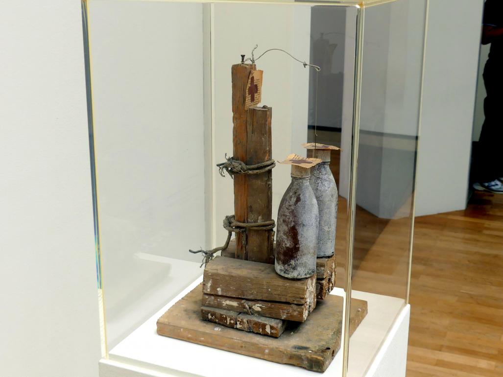 Joseph Beuys (1948–1985), Kreuzigung, Stuttgart, Staatsgalerie, Internationale Malerei und Skulptur 11, 1962–1963, Bild 3/4