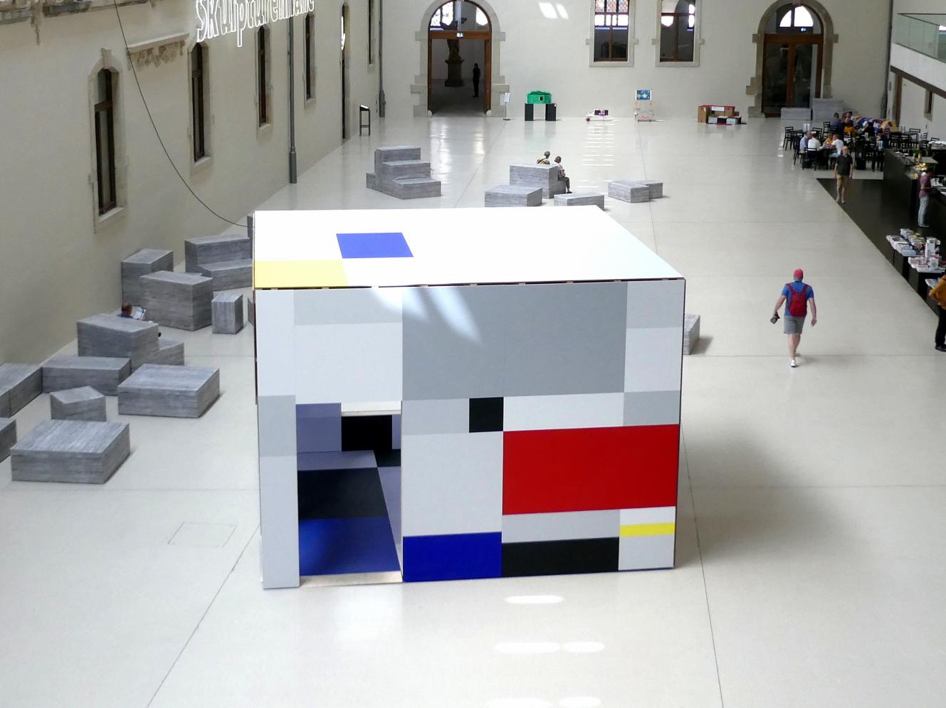 Heimo Zobernig (1994–2019), Piet Mondrian. Eine räumliche Aneignung, Dresden, Albertinum, Galerie Neue Meister, Erdgeschoss, Lichthof, 2019, Bild 2/2