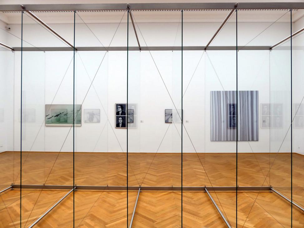 Gerhard Richter (1963–2020), 9 stehende Scheiben (879-3), Dresden, Albertinum, Galerie Neue Meister, 2. Obergeschoss, Saal 20, 2002–2010, Bild 2/3