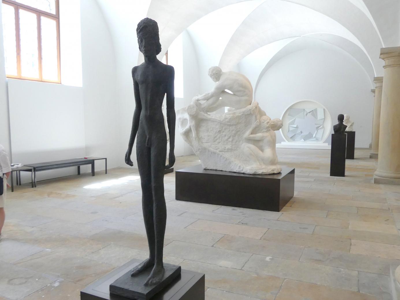 Helmut Heinze (1976), Knabenakt stehend, Dresden, Albertinum, Galerie Neue Meister, Erdgeschoss, Skulpturenhalle, 1976–1977, Bild 2/4