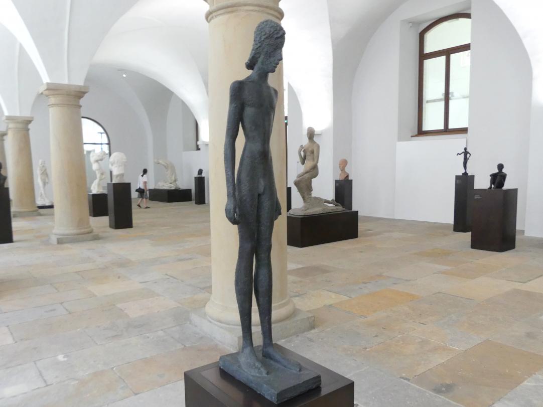 Helmut Heinze (1976), Knabenakt stehend, Dresden, Albertinum, Galerie Neue Meister, Erdgeschoss, Skulpturenhalle, 1976–1977, Bild 3/4