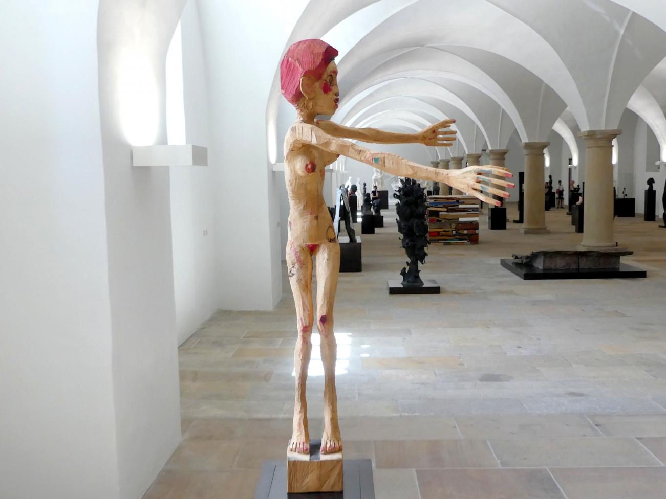 Hans Scheib (1997), Mit offenen Armen, Dresden, Albertinum, Galerie Neue Meister, Erdgeschoss, Skulpturenhalle, 1997, Bild 4/7