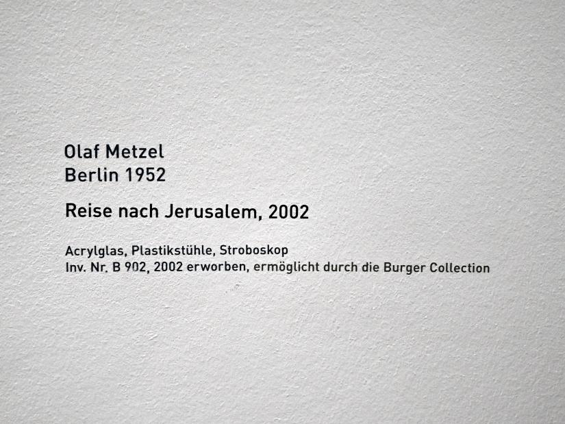 Olaf Metzel (1989–2015), Reise nach Jerusalem, München, Pinakothek der Moderne, Treppe im Ostflügel, 2002, Bild 10/11