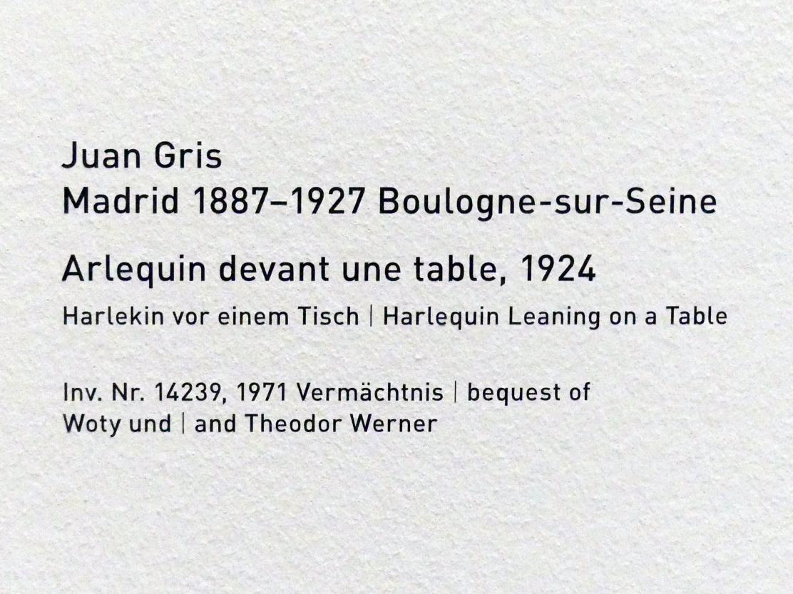 Juan Gris (1911–1926), Arlequin devant une table - Harlekin vor einem Tisch, München, Pinakothek der Moderne, Saal 5, 1924, Bild 2/2