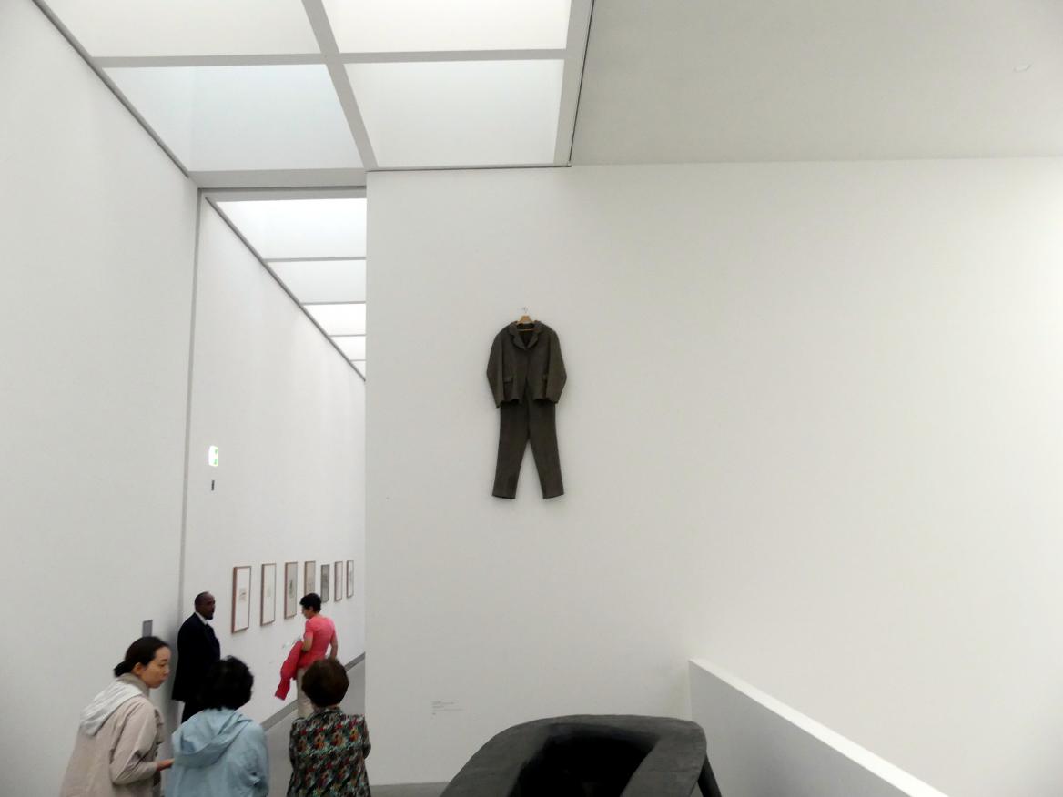 Joseph Beuys (1948–1985), Filzanzug, München, Pinakothek der Moderne, Saal 17, 1970, Bild 2/2
