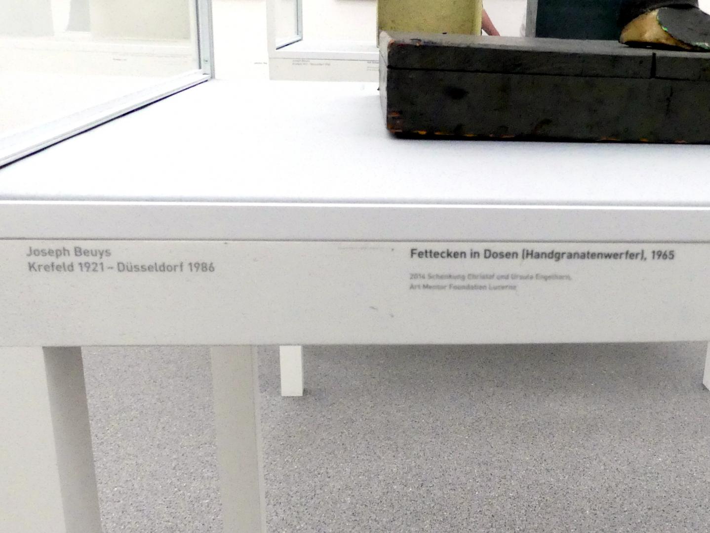Joseph Beuys (1948–1985), Fettecken in Dosen (Handgranatenwerfer), München, Pinakothek der Moderne, Saal 18, 1965, Bild 2/2