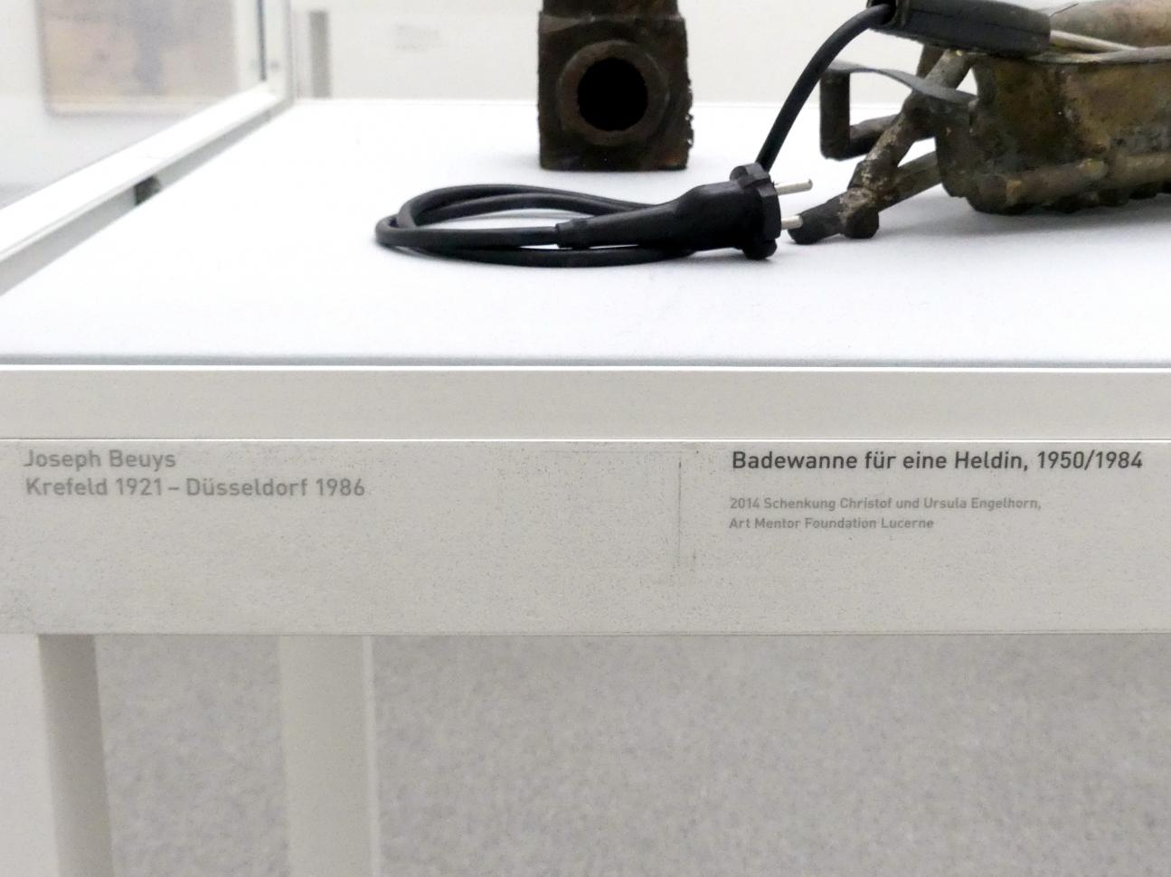 Joseph Beuys (1948–1985), Badewanne für eine Heldin, München, Pinakothek der Moderne, Saal 18, 1950, Bild 3/3