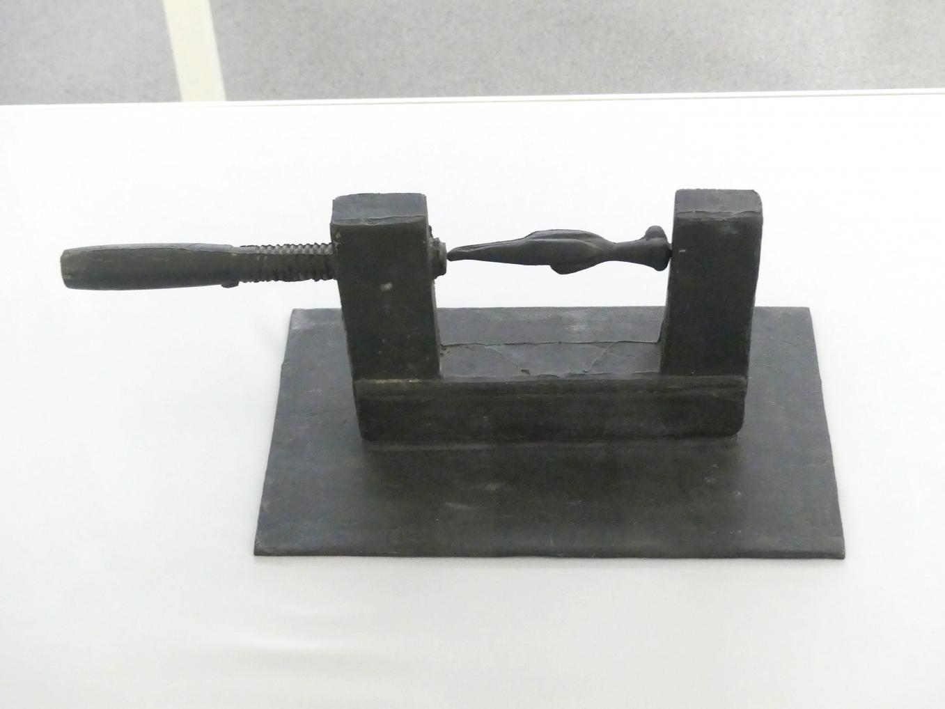 Joseph Beuys (1948–1985), Bett (Corsett), München, Pinakothek der Moderne, Saal 19, 1950, Bild 2/5