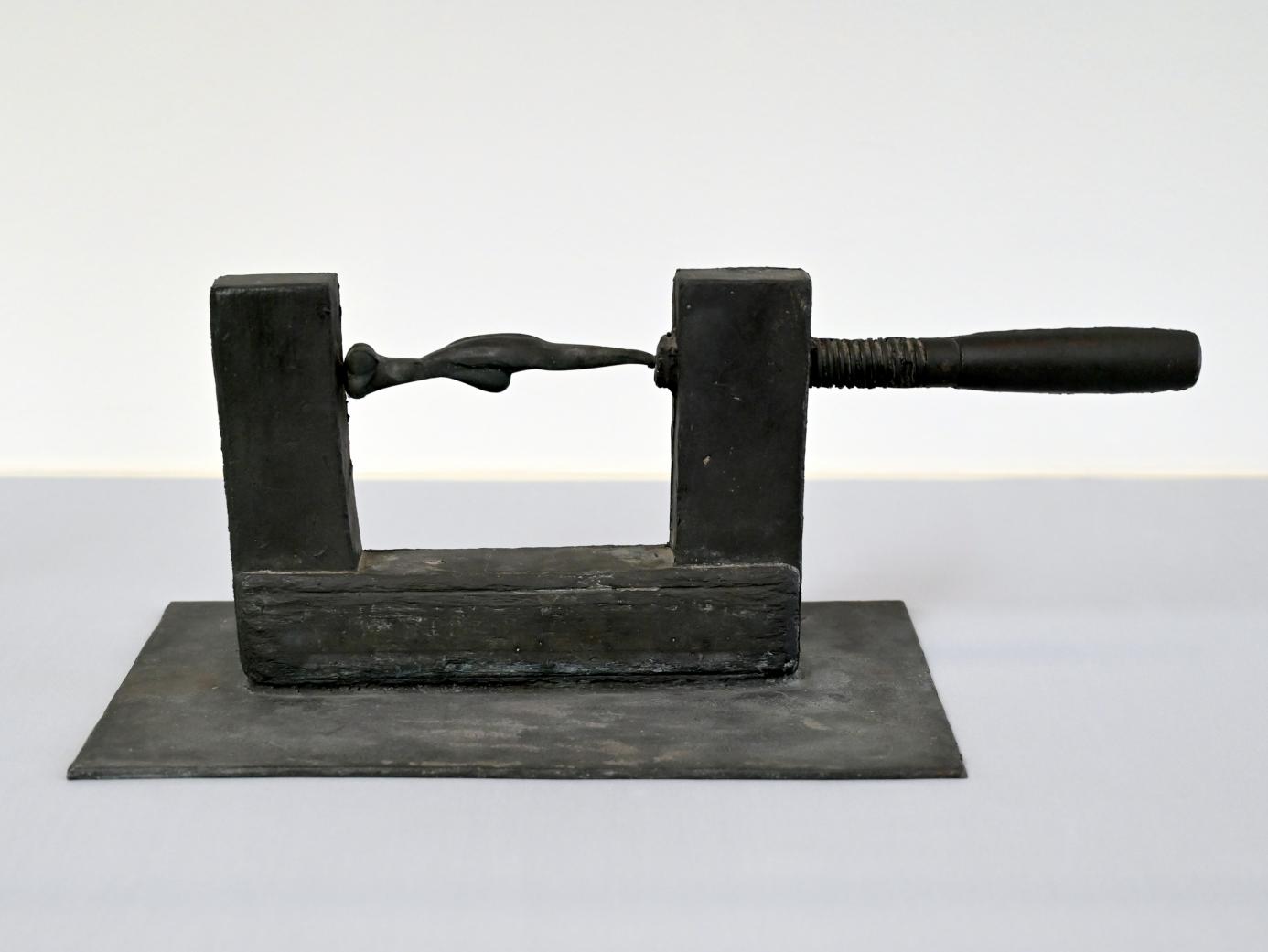 Joseph Beuys (1948–1985), Bett (Corsett), München, Pinakothek der Moderne, Saal 19, 1950, Bild 4/5