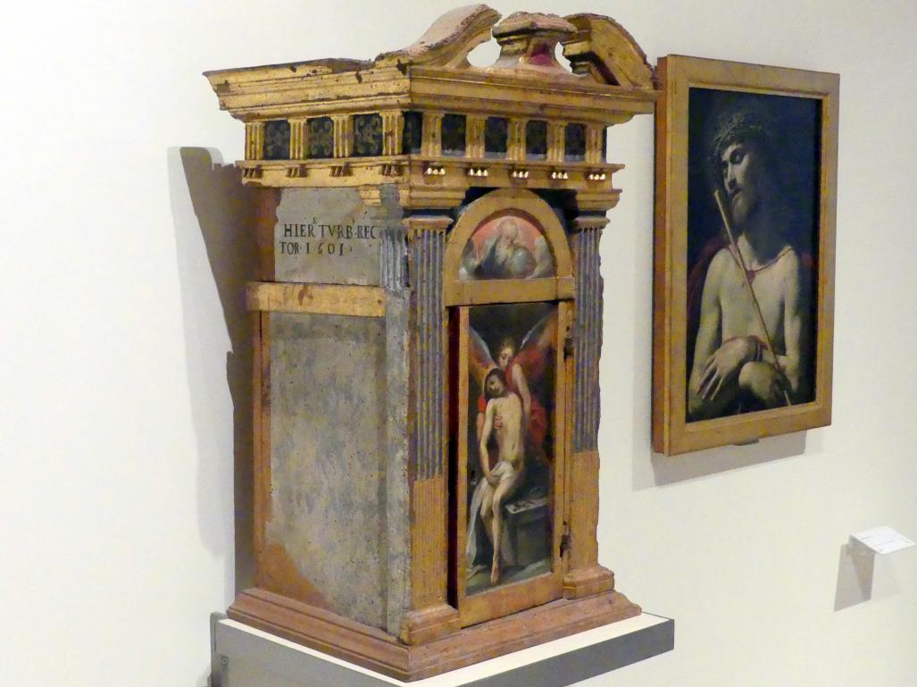 Ventura Salimbeni (1600–1607), Tabernakel, der tote Christus gehalten von einem Engel und der segnende Gottvater, Bibbiano, Chiesa di San Lorenzo, jetzt Buonconvento, Museo d’Arte Sacra della Val d’Arbia, Saal 5, 1601, Bild 2/4