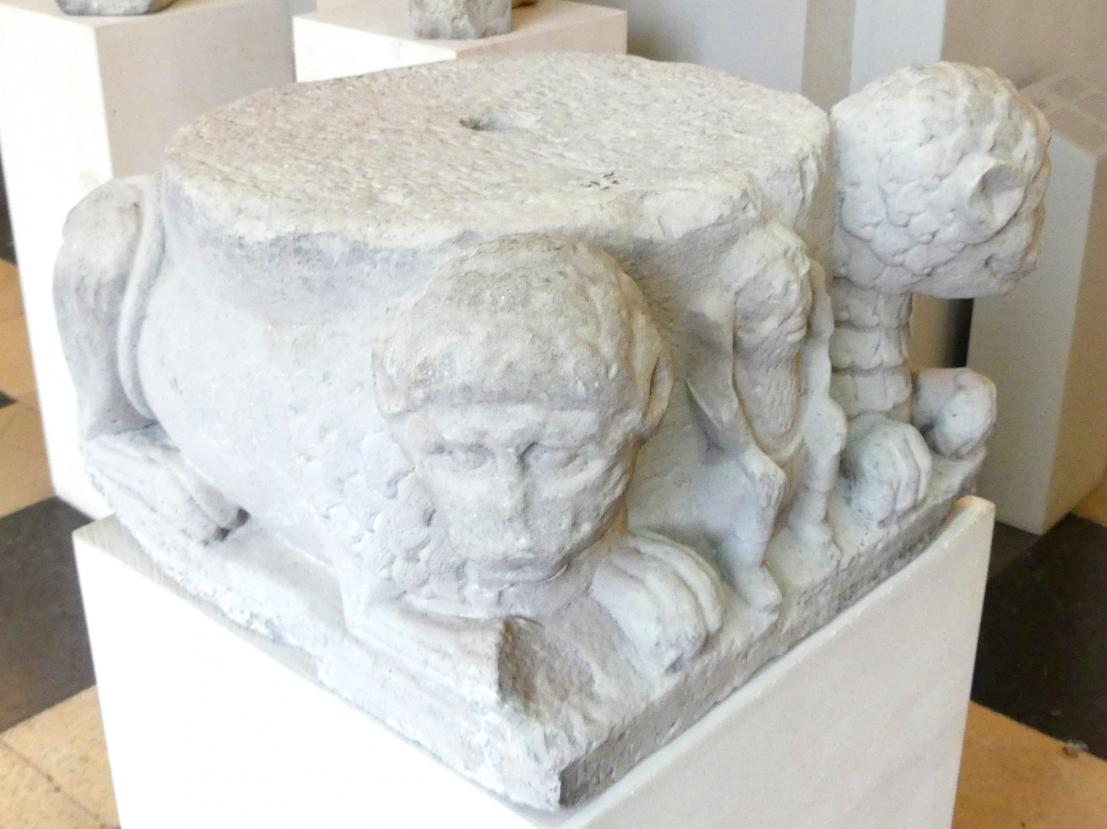 Säulenbasis mit Löwen, Marktoberdorf, Stadtpfarrkirche St. Martin, jetzt München, Bayerisches Nationalmuseum, Saal 1, um 1200, Bild 2/4