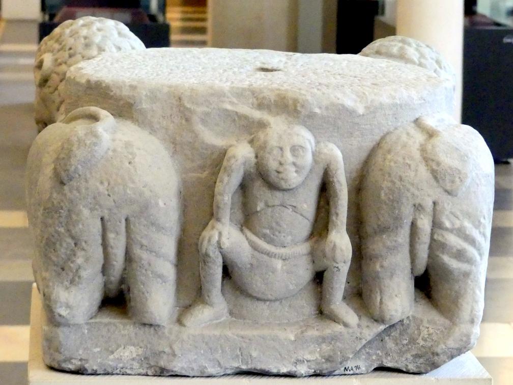 Säulenbasis mit Löwen, Marktoberdorf, Stadtpfarrkirche St. Martin, jetzt München, Bayerisches Nationalmuseum, Saal 1, um 1200, Bild 3/4