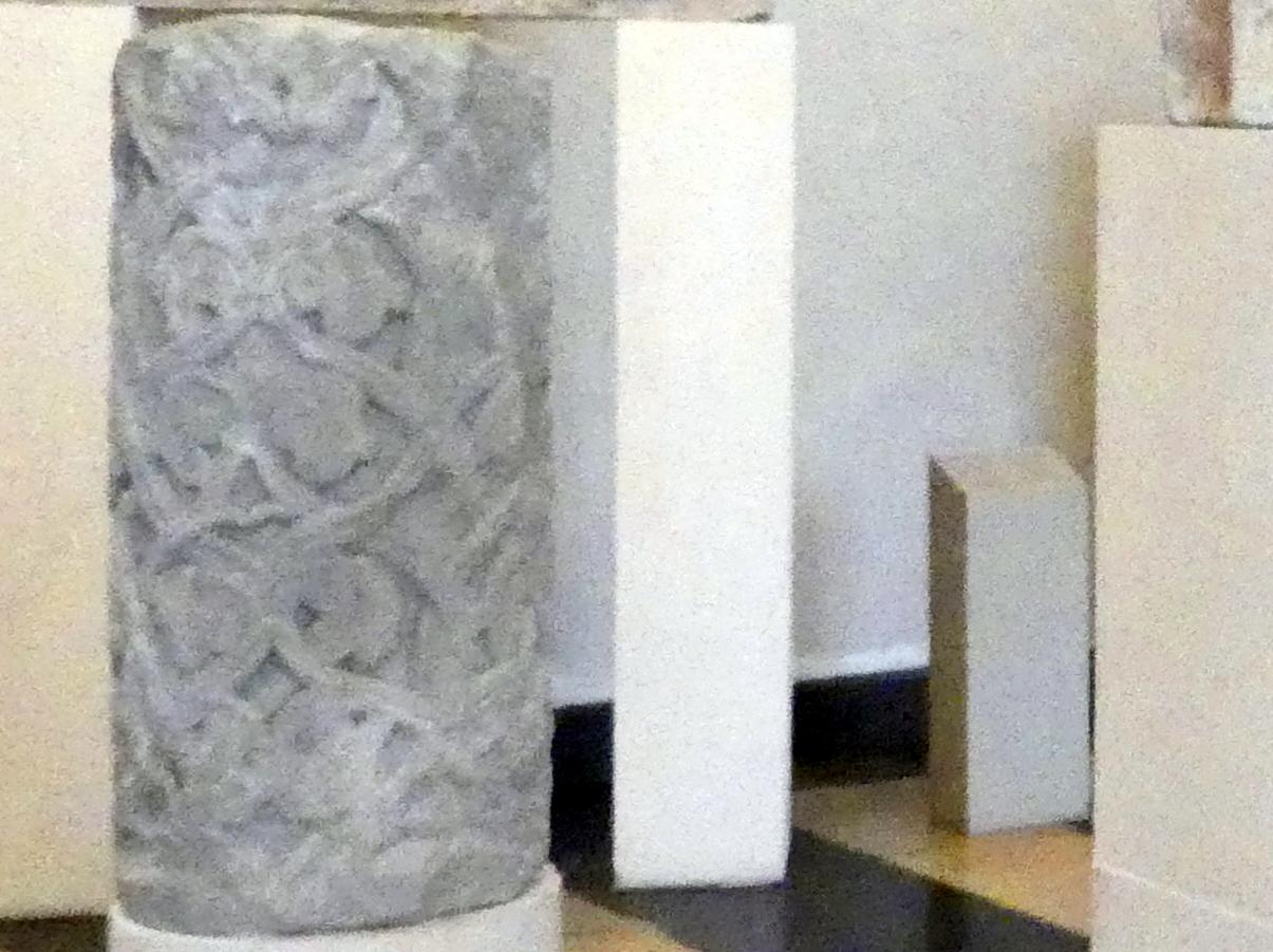 Zwei Fenster- oder Türrahmungen mit Ranken und Sirenen, Wessobrunn, ehem. Benediktinerabtei, jetzt München, Bayerisches Nationalmuseum, Saal 1, um 1250, Bild 2/3