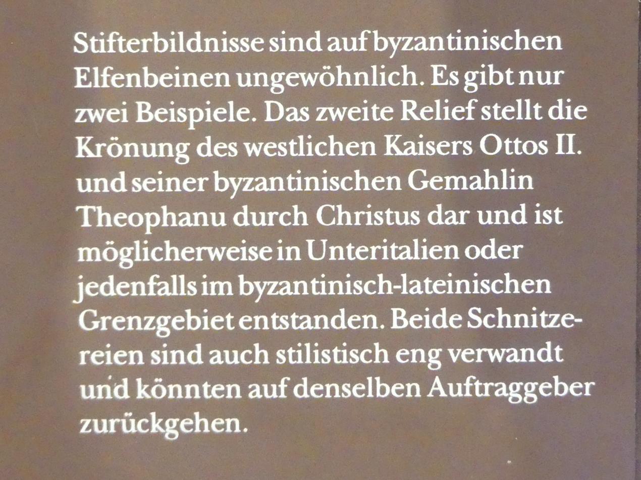 Stehende Gottesmutter, von Engeln verehrt, mit Stifter in Proskynese, München, Bayerisches Nationalmuseum, Saal 1, Ende 10. Jhd., Bild 3/3