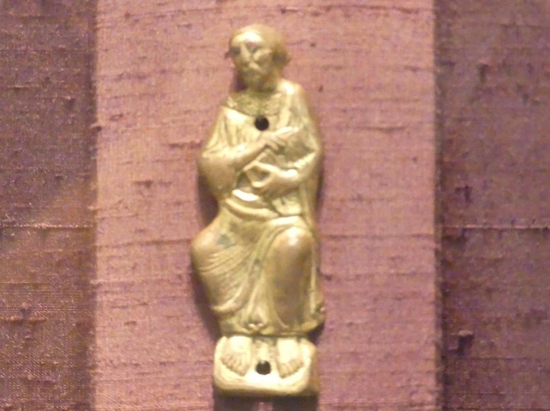 Sitzender Apostel, München, Bayerisches Nationalmuseum, Saal 1, um 1230, Bild 1/2