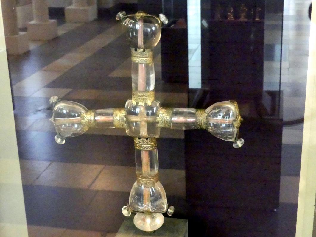 Kreuz aus Bergkristall, München, Bayerisches Nationalmuseum, Saal 1, um 1250, Bild 1/2