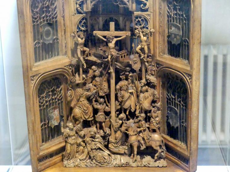 Hausaltärchen: Kreuzigung Christi vor Blendarchitektur mit Ulmer Wappen, München, Bayerisches Nationalmuseum, Saal 17, um 1520–1530, Bild 2/3