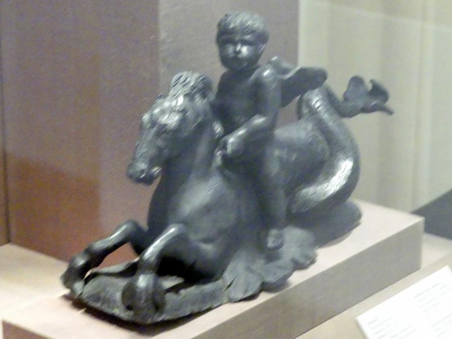 Hans Vischer (Werkstatt) (1505–1550), Putto auf Seepferd reitend, München, Bayerisches Nationalmuseum, Saal 21, um 1520–1530, Bild 2/3