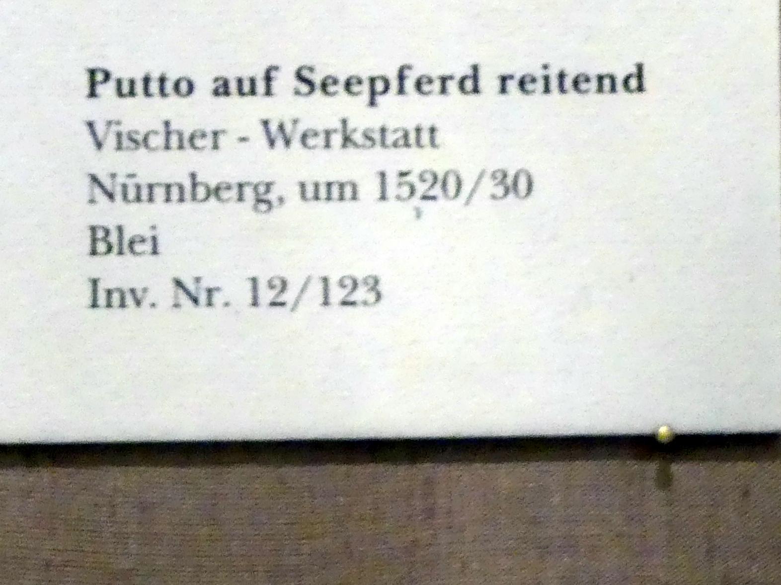 Hans Vischer (Werkstatt) (1505–1550), Putto auf Seepferd reitend, München, Bayerisches Nationalmuseum, Saal 21, um 1520–1530, Bild 3/3
