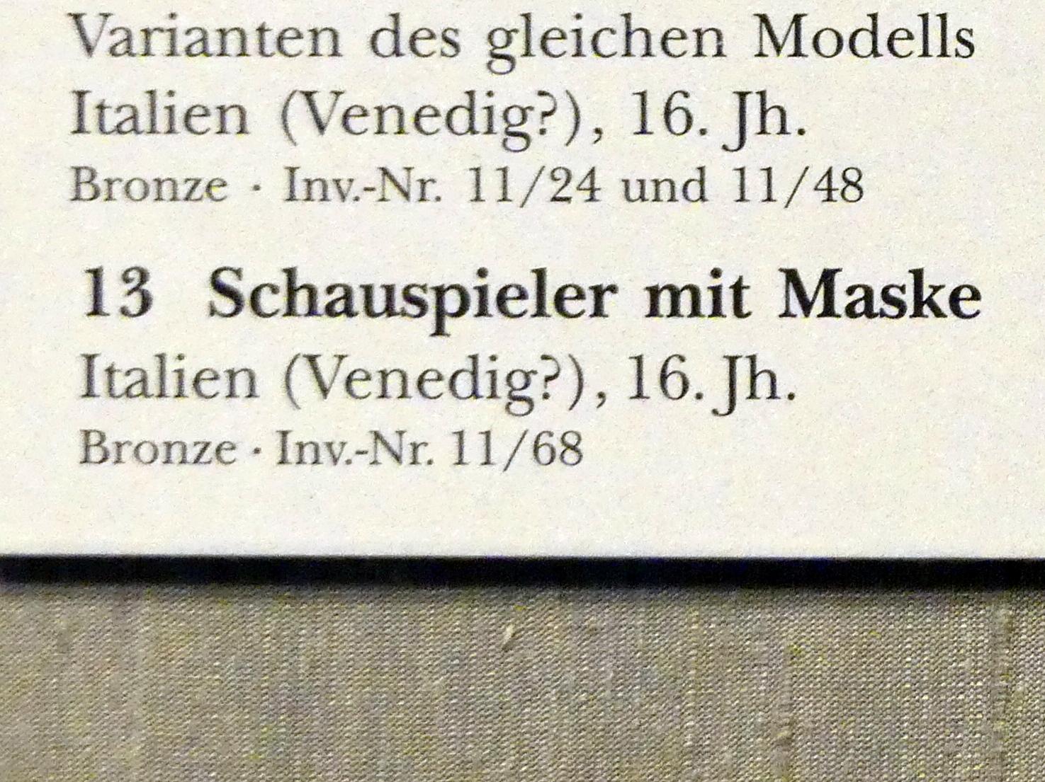 Schauspieler mit Maske, München, Bayerisches Nationalmuseum, Saal 23, 16. Jhd., Bild 2/2