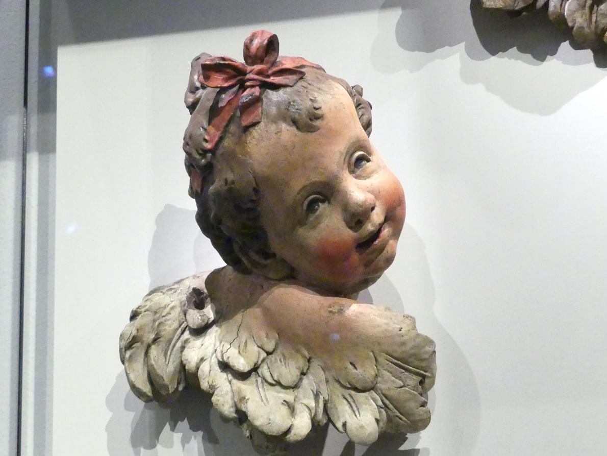 Ignaz Günther (1751–1775), Geflügelter Puttenkopf, München, Bayerisches Nationalmuseum, Saal 42, um 1755–1770, Bild 2/3