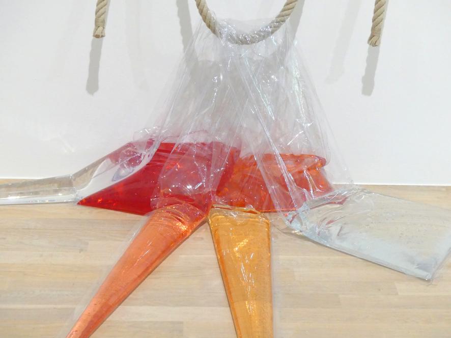 Senga Nengudi (1970–2019), Water Composition I, München, Lenbachhaus, Ausstellung "Senga Nengudi Topologien" vom 17.09.-19.01.2020, Saal 2, 1970, Bild 2/3