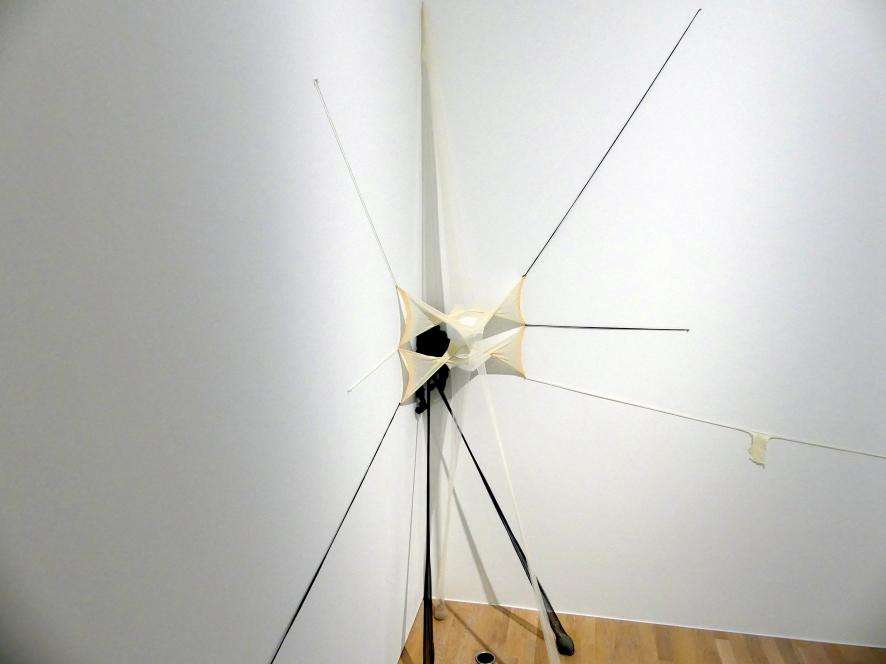 Senga Nengudi (1970–2019), Only Love Saves the Day, München, Lenbachhaus, Ausstellung "Senga Nengudi Topologien" vom 17.09.-19.01.2020, Saal 3, 2011, Bild 6/8