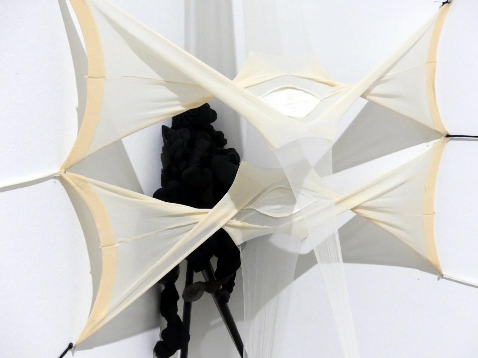 Senga Nengudi (1970–2019), Only Love Saves the Day, München, Lenbachhaus, Ausstellung "Senga Nengudi Topologien" vom 17.09.-19.01.2020, Saal 3, 2011, Bild 7/8