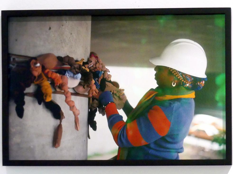 Senga Nengudi (1970–2019), Ceremony for Freeway Fets, München, Lenbachhaus, Ausstellung "Senga Nengudi Topologien" vom 17.09.-19.01.2020, Saal 6, 1978, Bild 3/13