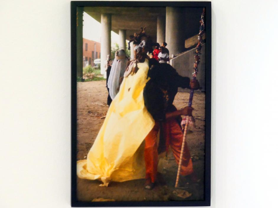 Senga Nengudi (1970–2019), Ceremony for Freeway Fets, München, Lenbachhaus, Ausstellung "Senga Nengudi Topologien" vom 17.09.-19.01.2020, Saal 6, 1978, Bild 12/13