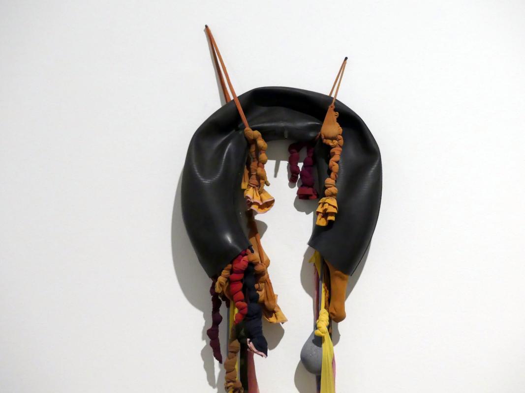 Senga Nengudi (1970–2019), Inside / Outside, München, Lenbachhaus, Ausstellung "Senga Nengudi Topologien" vom 17.09.-19.01.2020, Saal 7, 1977, Bild 2/4