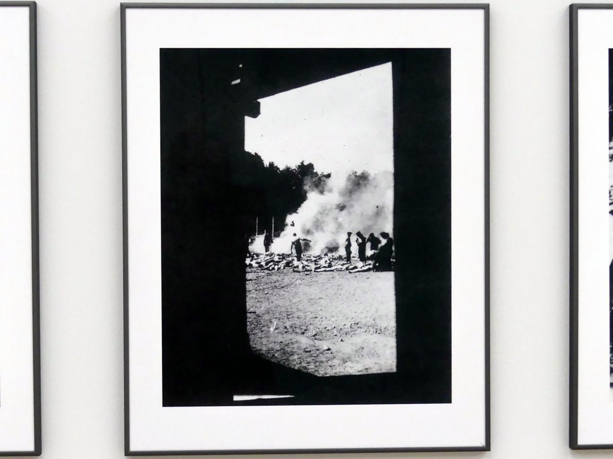 Gerhard Richter (1963–2020), 4 Fotos Birkenau (zu WV 937 B), München, Lenbachhaus, Saal 58, 2015, Bild 3/6