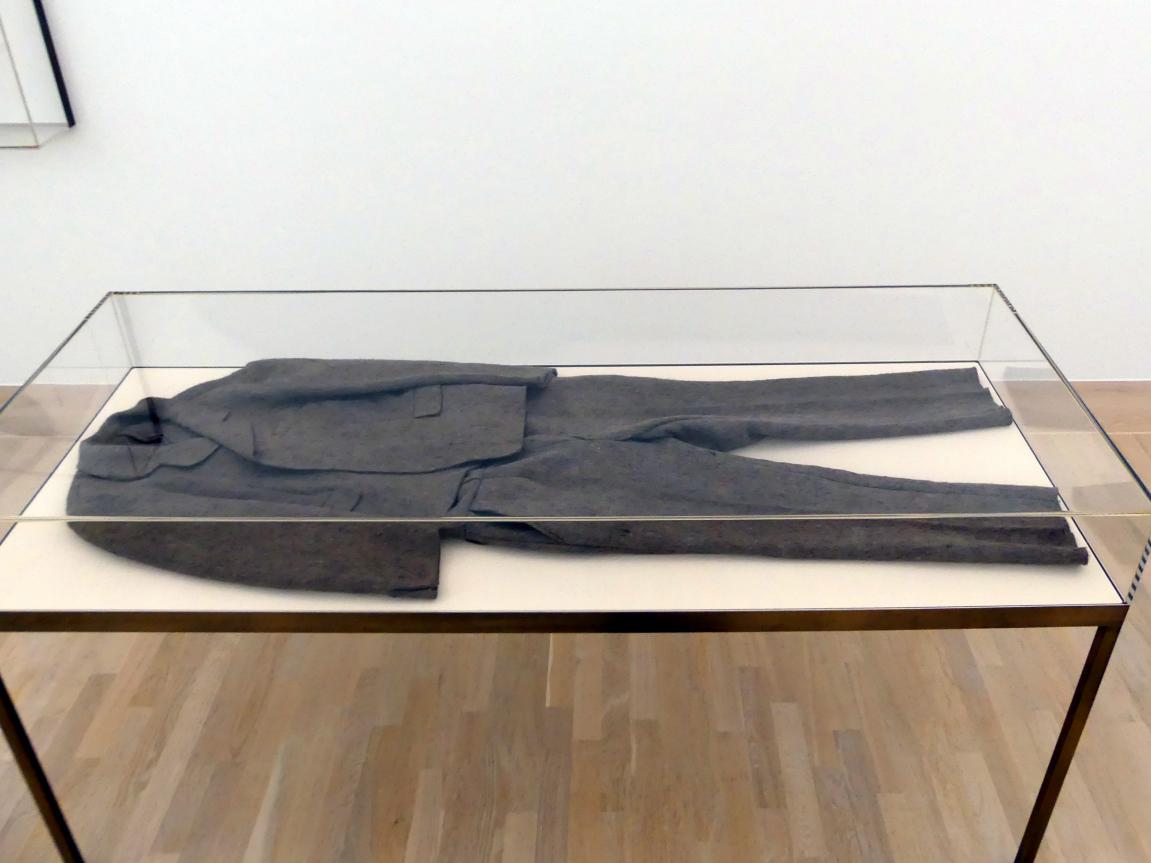 Joseph Beuys (1948–1985), Filzanzug, München, Lenbachhaus, Saal 44, 1970