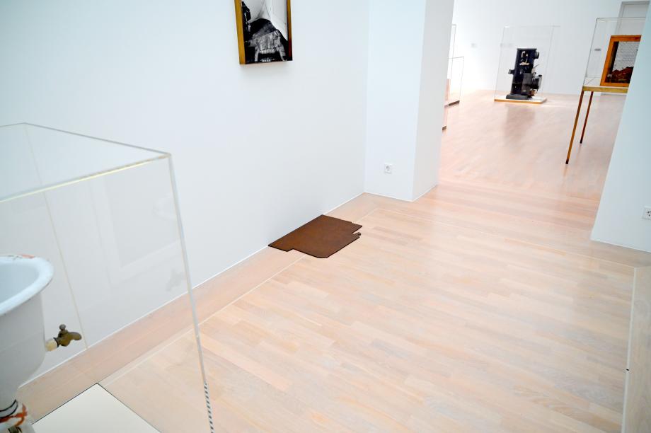 Joseph Beuys (1948–1985), Ohne Titel (Kupferplatte für die Ofenstelle), München, Lenbachhaus, Saal 45, 1962–1970, Bild 2/6