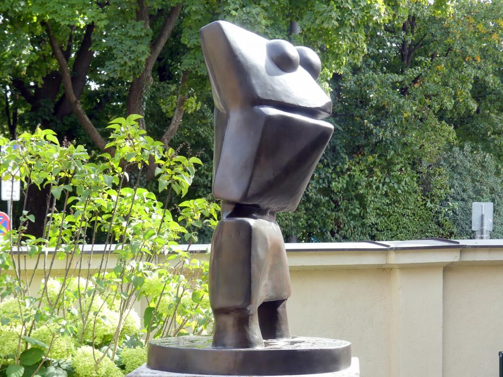 Max Ernst (1912–1970), Der Frosch, München, Lenbachhaus, Garten, 1967–1974, Bild 2/3