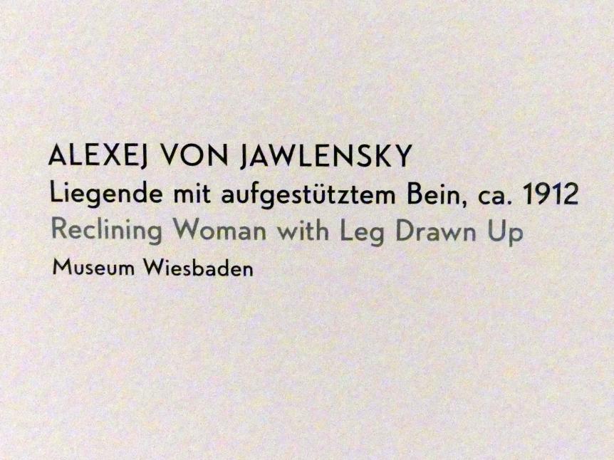 Alexej von Jawlensky (1893–1938), Liegende mit aufgestütztem Bein, München, Lenbachhaus, Kunstbau, Ausstellung "Lebensmenschen" vom 22.10.2019-16.02.2020, München, Murnau, Oberstdorf, 1908-1913, um 1912, Bild 2/2