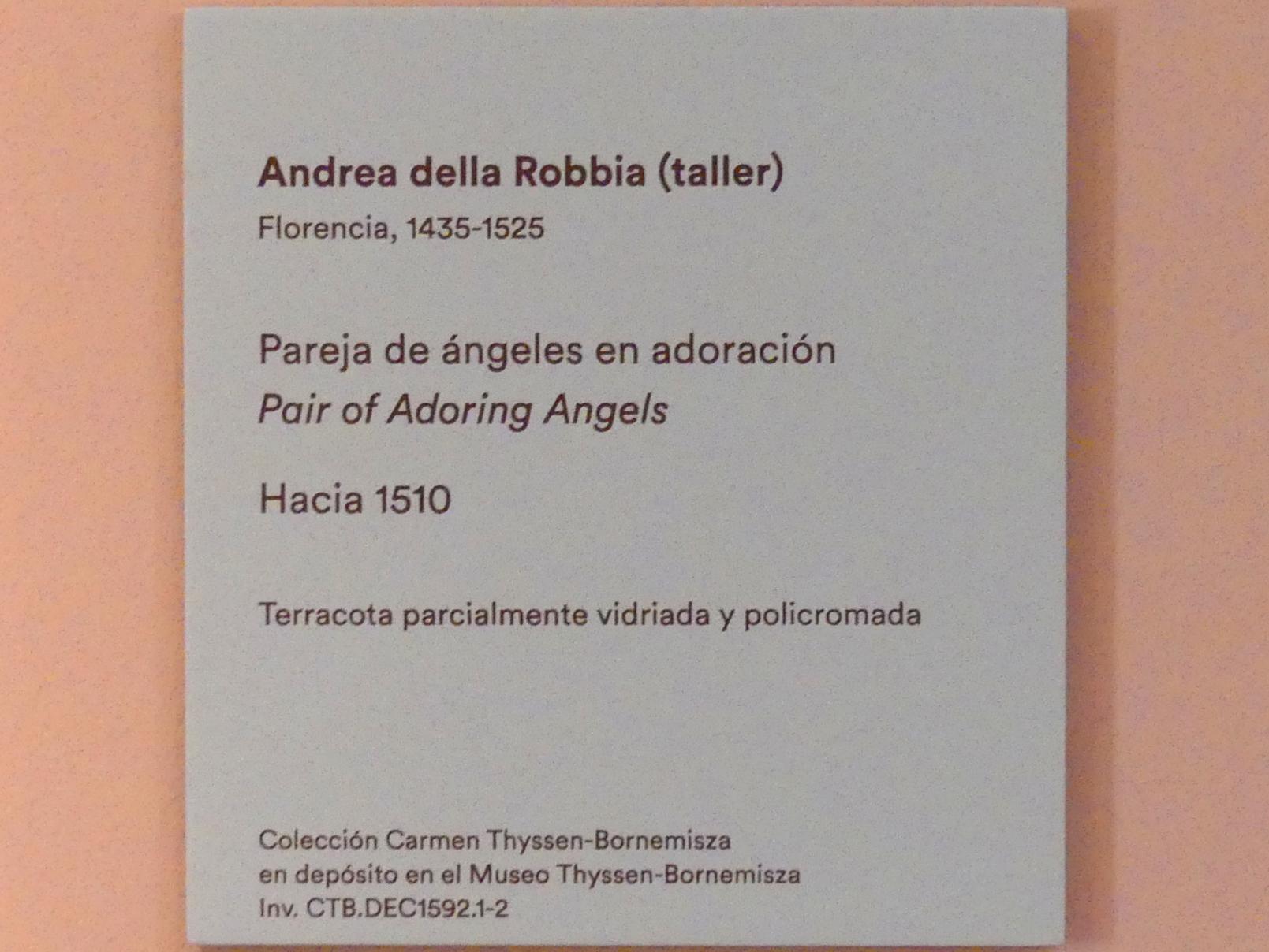 Andrea della Robbia (Werkstatt) (1450–1510), Zwei Anbetungsengel, Madrid, Museo Thyssen-Bornemisza, Saal 4, italienische Malerei des 15. Jahrhunderts, um 1510, Bild 4/4