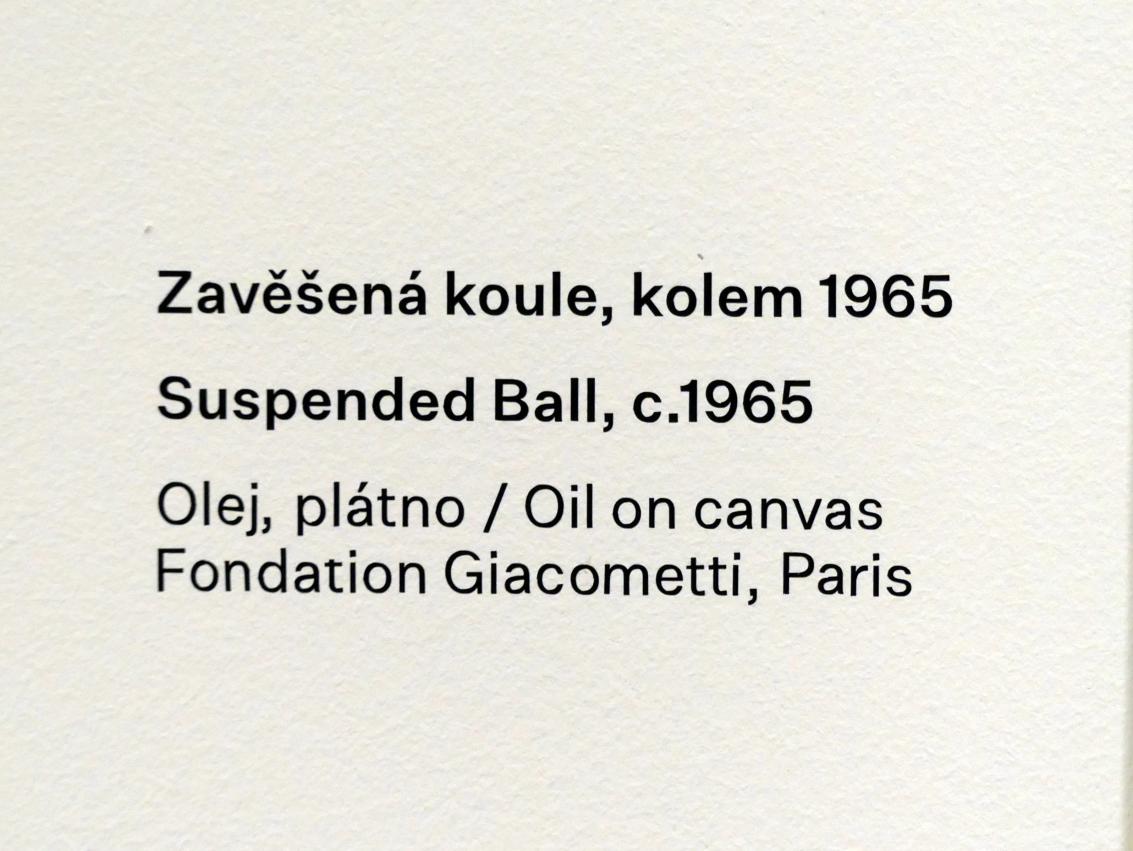 Alberto Giacometti (1914–1965), Hängende Kugel, Prag, Nationalgalerie im Messepalast, Ausstellung "Alberto Giacometti" vom 18.07.-01.12.2019, Figuren im Raum, um 1965, Bild 2/2