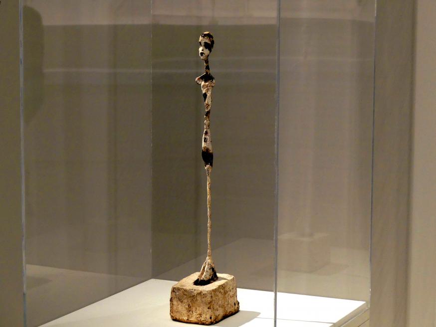 Alberto Giacometti (1914–1965), Stehende Frau, Prag, Nationalgalerie im Messepalast, Ausstellung "Alberto Giacometti" vom 18.07.-01.12.2019, Stehende Figuren, um 1961, Bild 2/4