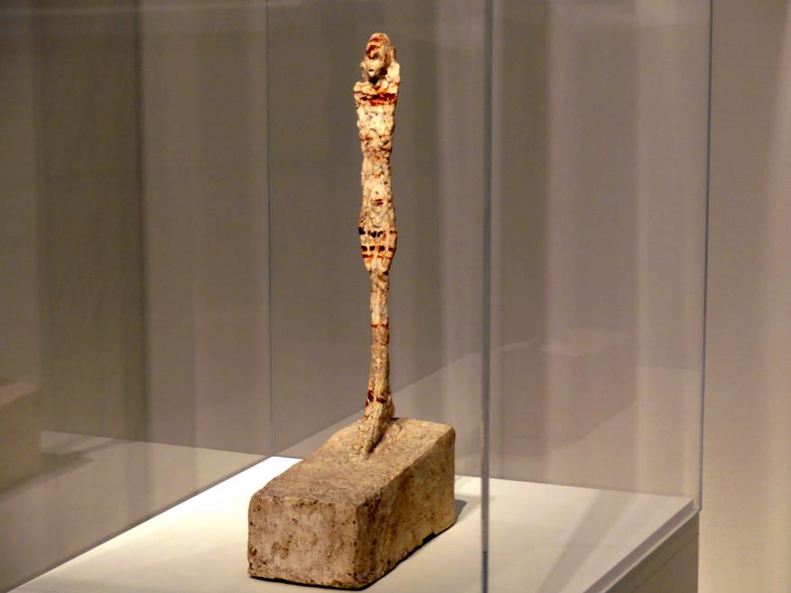 Alberto Giacometti (1914–1965), Kleine Figur auf einem Podest, Prag, Nationalgalerie im Messepalast, Ausstellung "Alberto Giacometti" vom 18.07.-01.12.2019, Stehende Figuren, um 1955, Bild 2/5