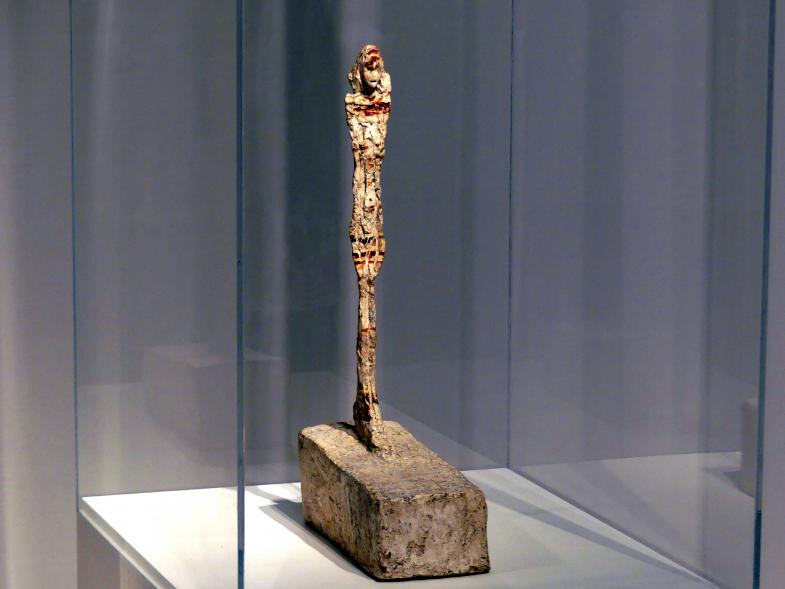 Alberto Giacometti (1914–1965), Kleine Figur auf einem Podest, Prag, Nationalgalerie im Messepalast, Ausstellung "Alberto Giacometti" vom 18.07.-01.12.2019, Stehende Figuren, um 1955, Bild 3/5
