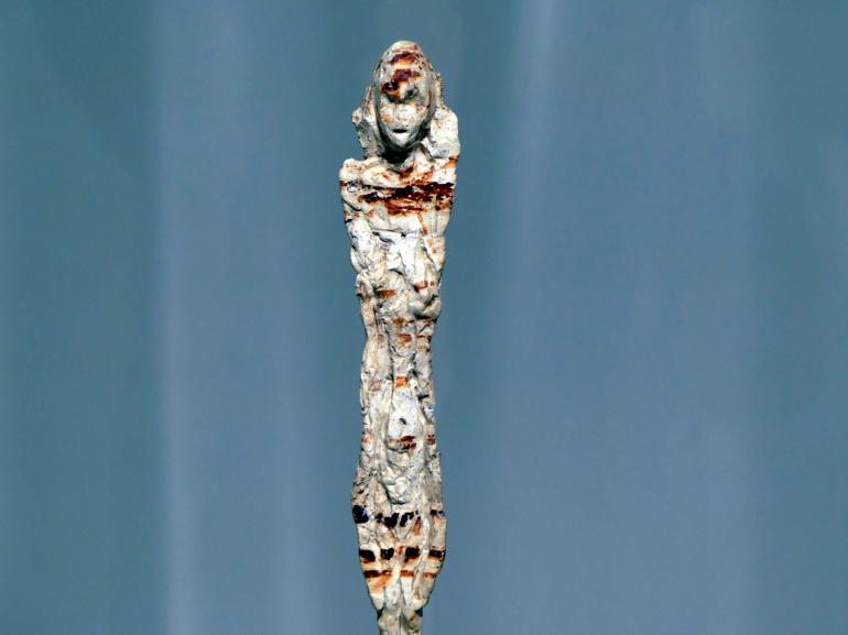 Alberto Giacometti (1914–1965), Kleine Figur auf einem Podest, Prag, Nationalgalerie im Messepalast, Ausstellung "Alberto Giacometti" vom 18.07.-01.12.2019, Stehende Figuren, um 1955, Bild 4/5