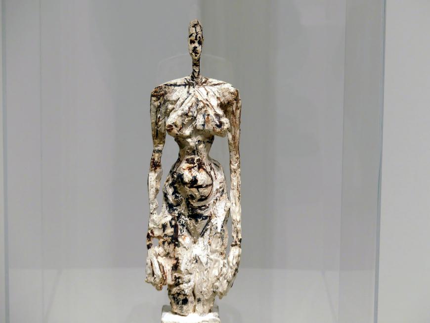 Alberto Giacometti (1914–1965), Stehender Akt auf einem würfelförmigen Podest, Prag, Nationalgalerie im Messepalast, Ausstellung "Alberto Giacometti" vom 18.07.-01.12.2019, Stehende Figuren, 1953, Bild 2/4