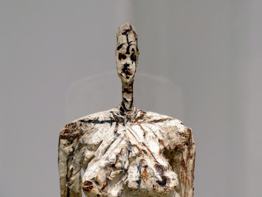 Alberto Giacometti (1914–1965), Stehender Akt auf einem würfelförmigen Podest, Prag, Nationalgalerie im Messepalast, Ausstellung "Alberto Giacometti" vom 18.07.-01.12.2019, Stehende Figuren, 1953, Bild 3/4
