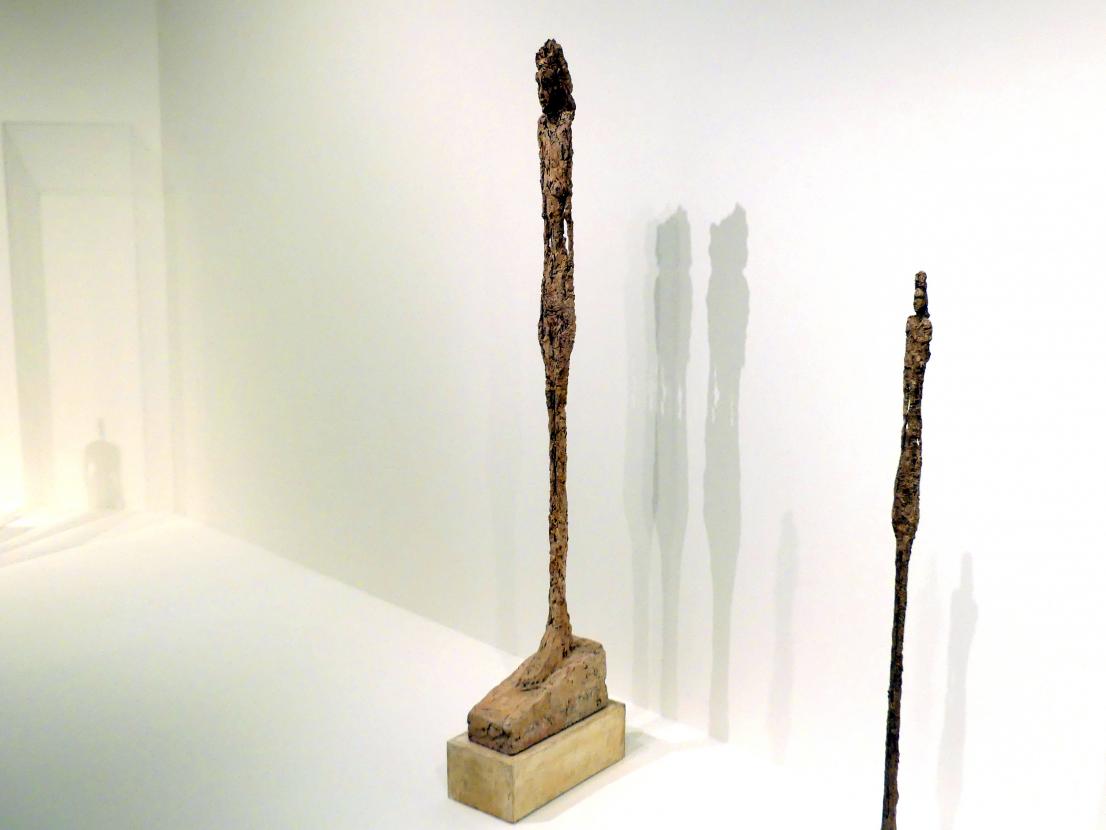 Alberto Giacometti (1914–1965), Frau Leoni, Prag, Nationalgalerie im Messepalast, Ausstellung "Alberto Giacometti" vom 18.07.-01.12.2019, Stehende Figuren, 1947–1958, Bild 2/5