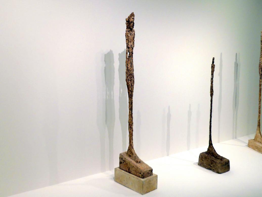 Alberto Giacometti (1914–1965), Frau Leoni, Prag, Nationalgalerie im Messepalast, Ausstellung "Alberto Giacometti" vom 18.07.-01.12.2019, Stehende Figuren, 1947–1958, Bild 3/5