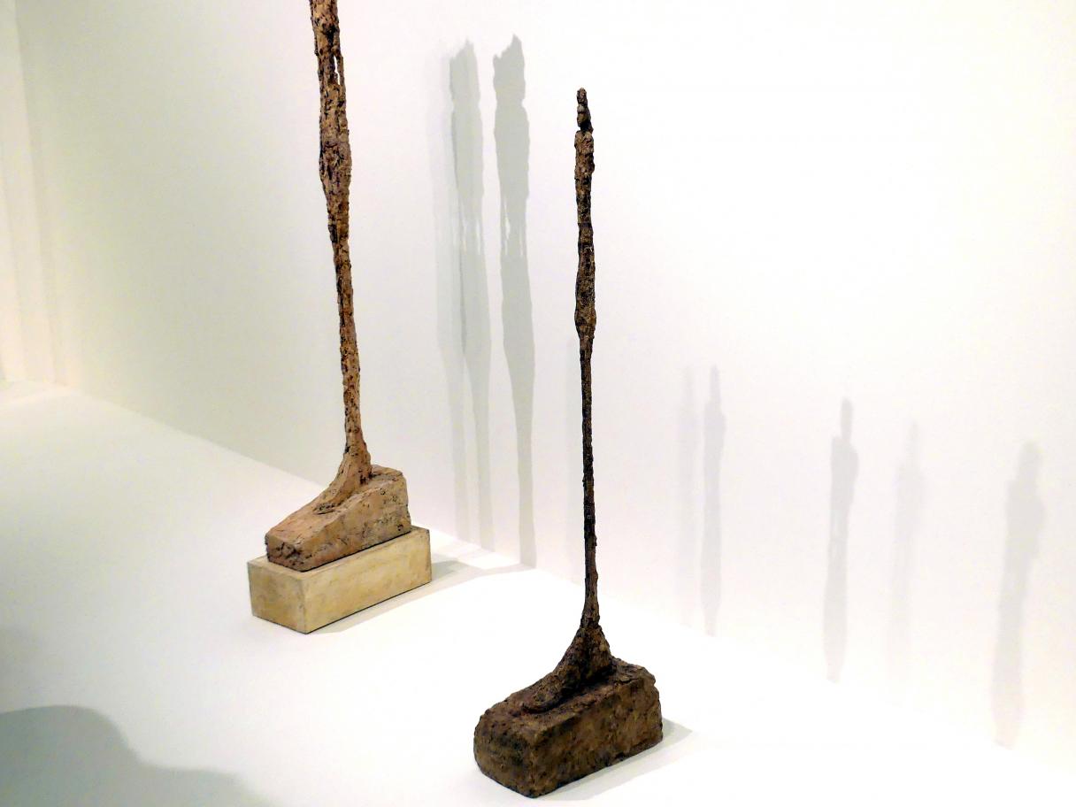 Alberto Giacometti (1914–1965), Mittelgroße Figur III, Prag, Nationalgalerie im Messepalast, Ausstellung "Alberto Giacometti" vom 18.07.-01.12.2019, Stehende Figuren, 1948–1949, Bild 2/4
