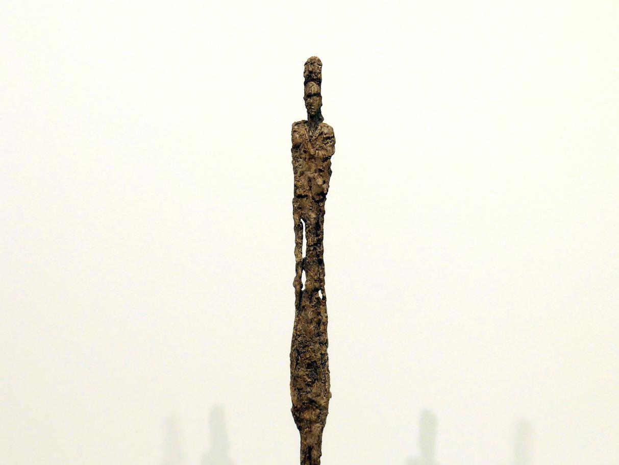 Alberto Giacometti (1914–1965), Mittelgroße Figur III, Prag, Nationalgalerie im Messepalast, Ausstellung "Alberto Giacometti" vom 18.07.-01.12.2019, Stehende Figuren, 1948–1949, Bild 3/4