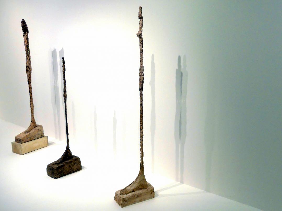 Alberto Giacometti (1914–1965), Große Figur II, Prag, Nationalgalerie im Messepalast, Ausstellung "Alberto Giacometti" vom 18.07.-01.12.2019, Stehende Figuren, 1948–1949, Bild 2/4